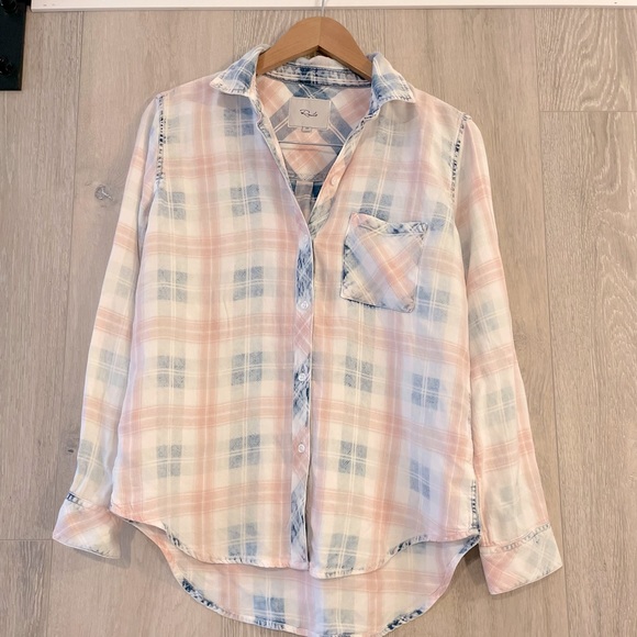 NWOT Rails Hunter Button down with denim distress, white & peony Size XS. B49 - Picture 2 of 5